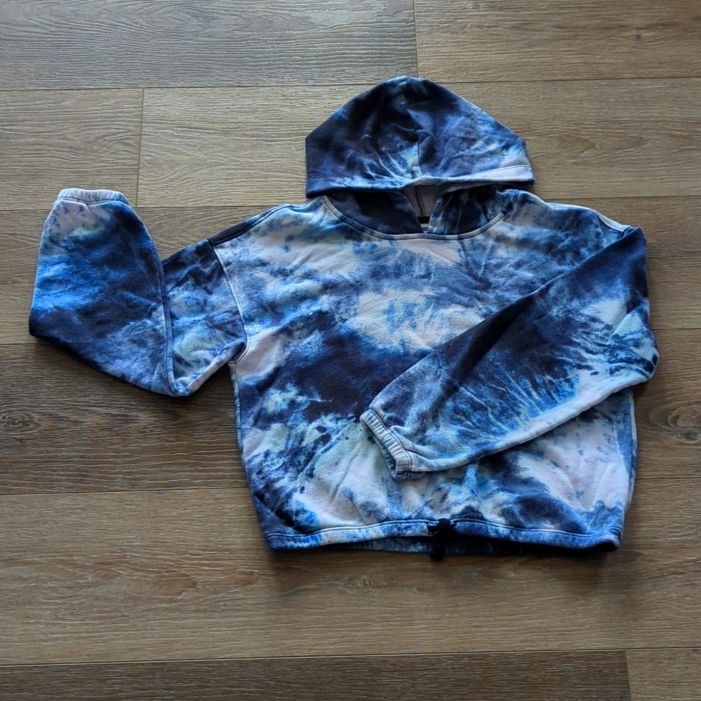 Old Navy White and Navy Tie-Dye Long Sleeve Cropped Hoodie